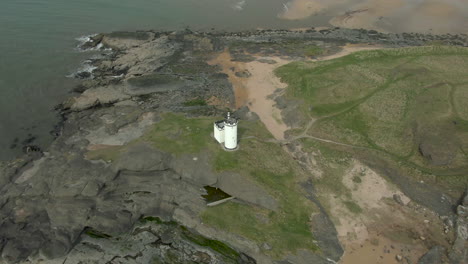 una vista aérea del faro de elie ness y la costa circundante en un día brumoso, fife, escocia