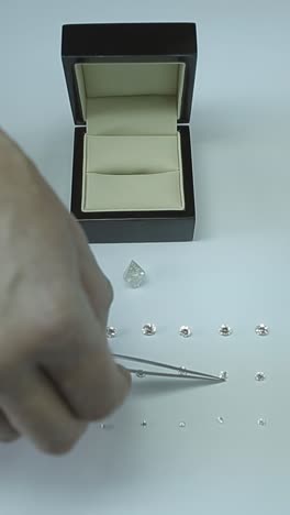 diamantes de lujo sobre fondo blanco