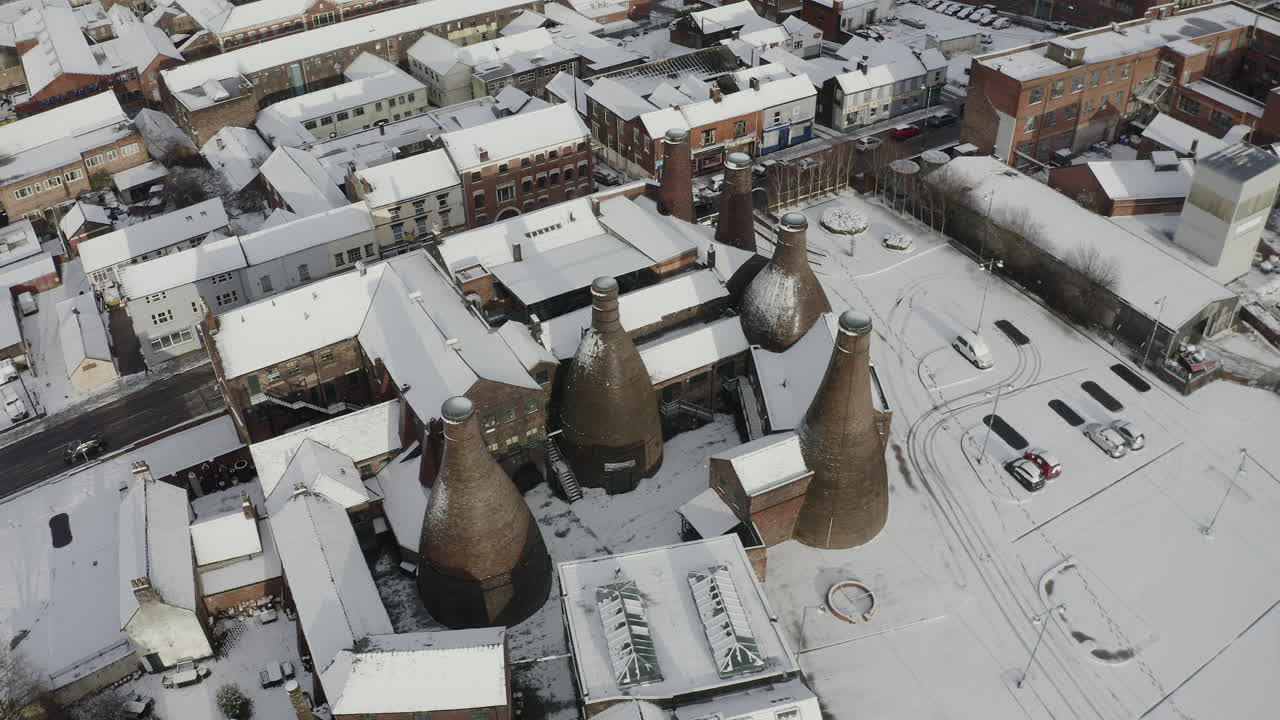 vista aérea de los famosos hornos de botellas en el museo de cerámica de gladstone, cubiertos de nieve en un frío día de invierno después de una tormenta de nieve repentina, fabricación de cerámica, nieve en stoke on trent