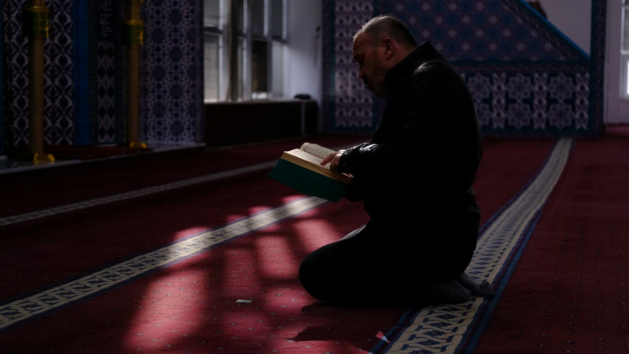 코란을 읽는 사람 모스크