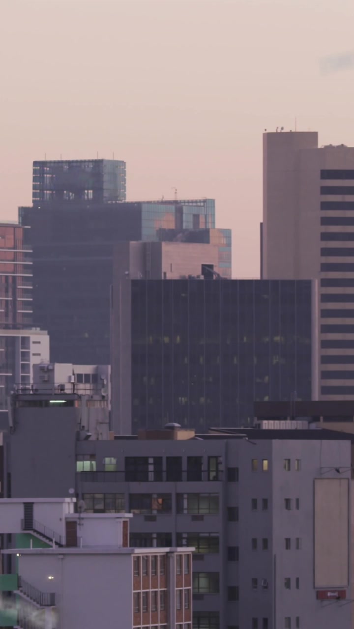 Animación de números y procesamiento de datos sobre un paisaje urbano