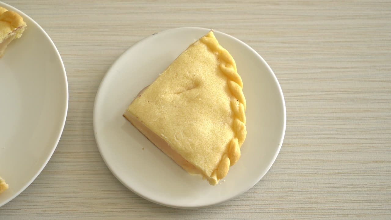 deliciosos pasteles de toddy palm en plato blanco