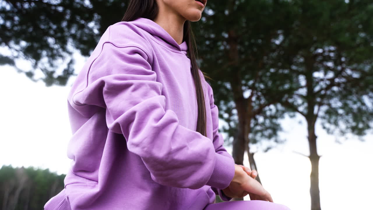 야외에서 운동을 하는 여자