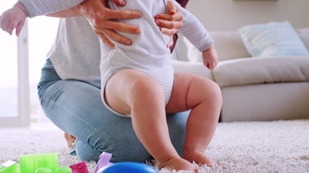 어린 어머니는 유아 아들, 낮은 섹션과 함께 놀고 앉아 있습니다.