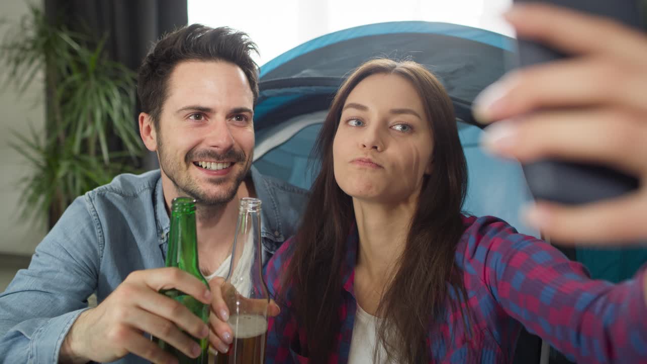 커플 이 집 에서 캠핑 을 하면서 셀카 를 찍는 영상