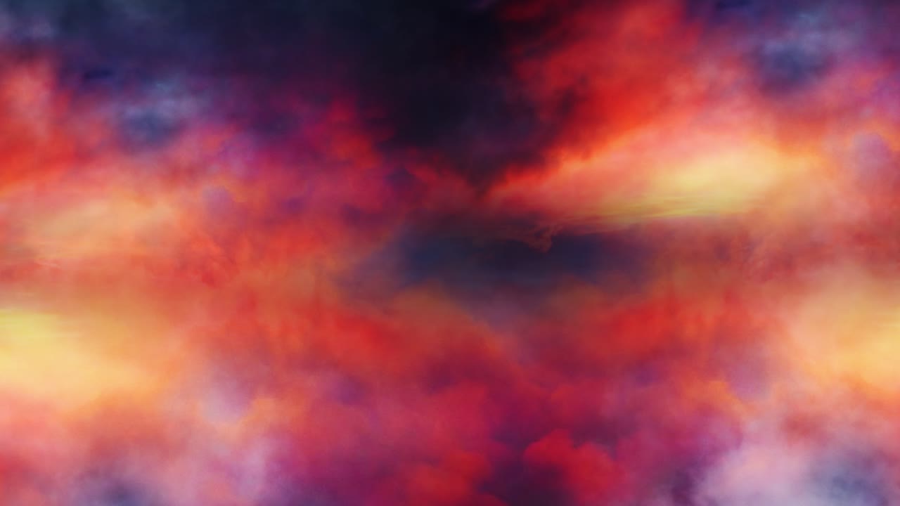 puesta de sol, gruesas nubes cumulonimbus moviéndose en el cielo azul