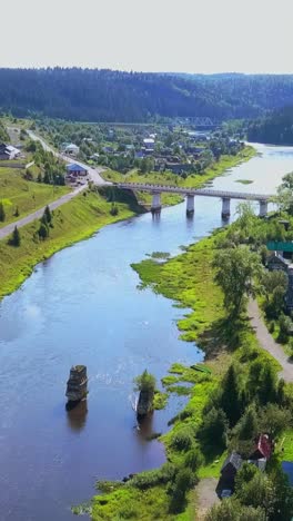 paisaje del río, el puente y el pueblo