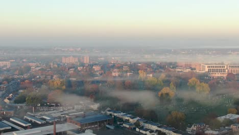 nubes de niebla dramáticas, el humo se cierne sobre el entorno urbano de la ciudad