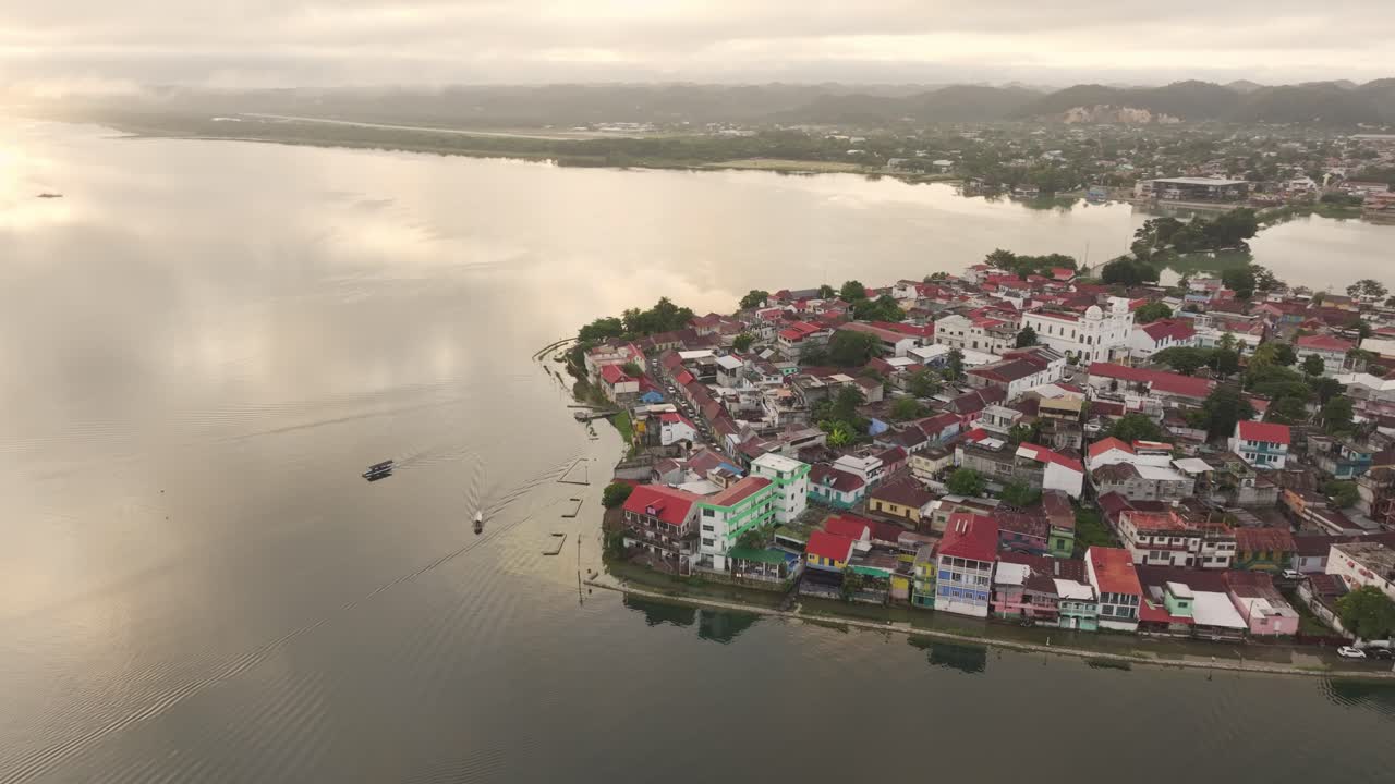 fotografía lateral de la isla de flores, guatemala, durante el amanecer, aérea