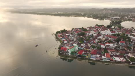 Toma-Panorámica-Lateral-De-La-Isla-Flores-Guatemala-Durante-El-Amanecer,-Aérea