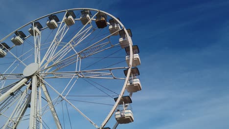 la rueda gigante en el fondo del cielo azul