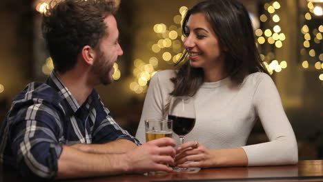 Una-Pareja-En-Una-Cita-Disfrutando-De-Unas-Copas-Por-La-Noche-En-El-Bar.