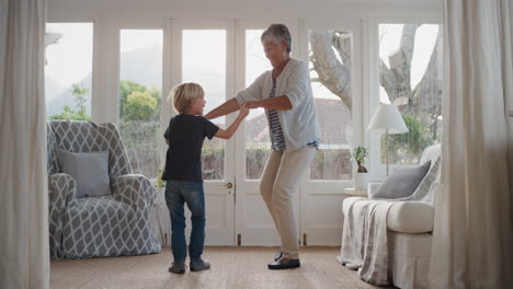 Niño-Feliz-Bailando-Con-La-Abuela-Abuela-Divertida-Divirtiéndose-Bailando-Con-El-Nieto-Celebrando-El-Fin-De-Semana-Familiar-En-Casa