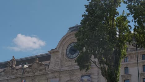 Blick-Auf-Das-Berühmte-Musée-D&#39;Orsay-Von-Einem-Boot-Auf-Der-Seine-In-Paris