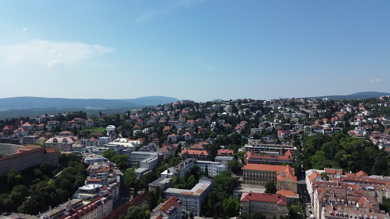 vista aérea del castillo de bratislava y el casco antiguo durante el día, vista aérea de dron 4k estableciendo una toma de la capital europea eslovaca durante el verano, impresionante vista del punto de referencia