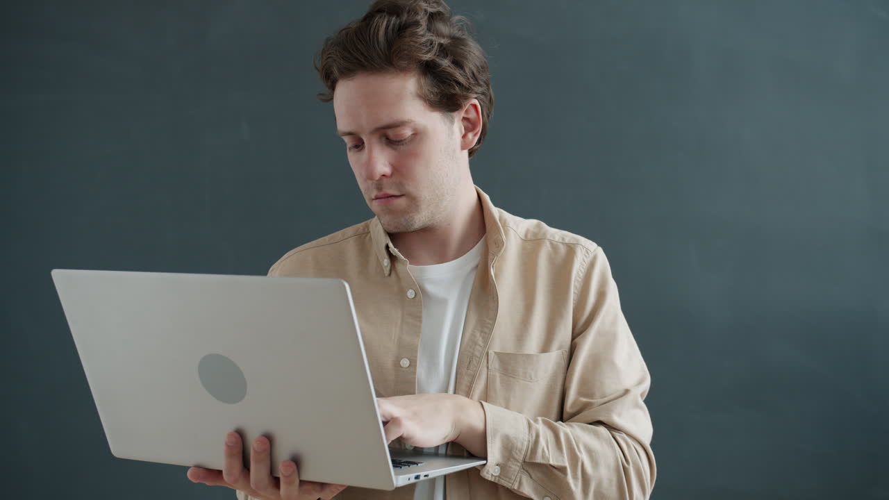 노트북에서 일하는 남자