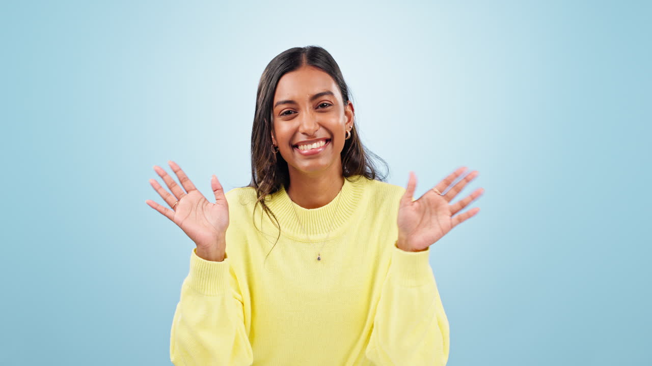saludando y emocionando la cara de la mujer con una sonrisa