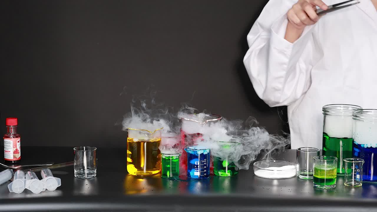 experimento científico con líquidos de colores y humo