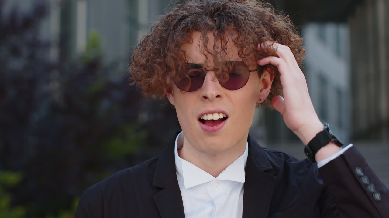 스트레스를 받고 짜증나는 사업가 휴대 전화 대화를 마치고 나쁜 소식 실패 파산