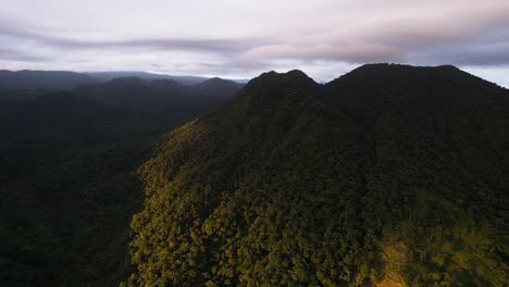 Grüne-Bewaldete-Berge-Im-Dschungel-Von-Costa-Rica