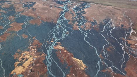 Vista-Aérea-Del-Río-Trenzado-En-La-Costa-Sur-De-Islandia