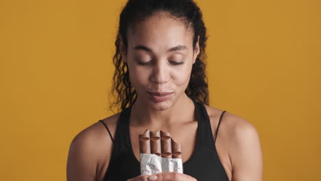 afrikanisch-amerikanische glückliche frau auf gelbem hintergrund.