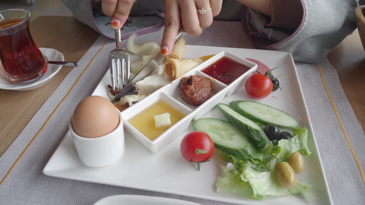 터키식 아침 식사를 하는 여자