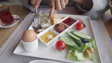 mujer comiendo un desayuno turco