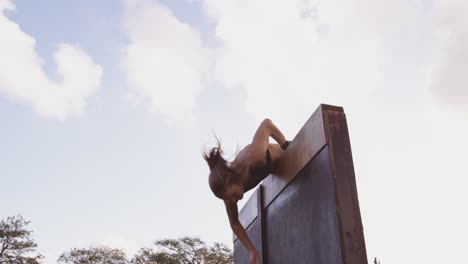 mujer joven entrenando en un campamento de gimnasia al aire libre