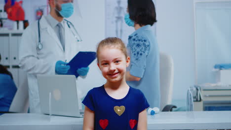 Retrato-De-Una-Niña-Sonriendo-En-El-Consultorio-Médico