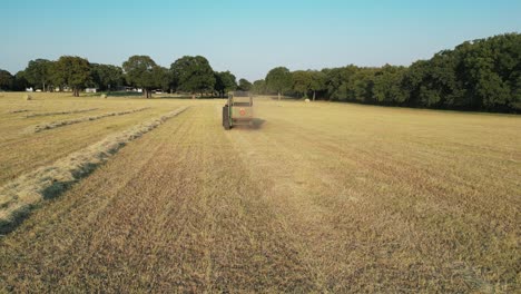 Seguimiento-De-Baja-Altitud-Del-Tractor-Con-Tirón-Detrás-De-La-Empacadora-De-Heno-Redonda