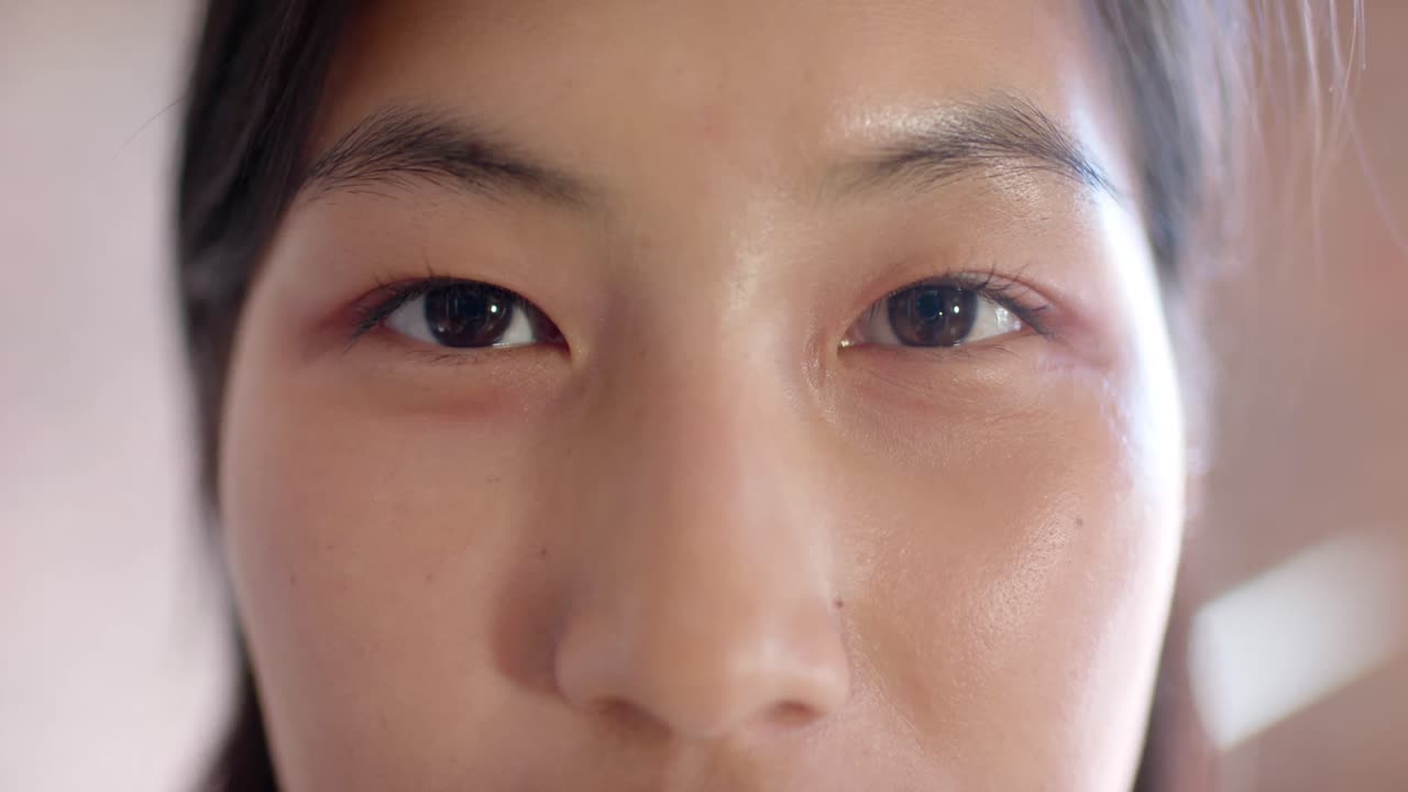 가까운 포트레이트: 평범한 아시아 사업가 여성의 눈을 열고, 느린 동작