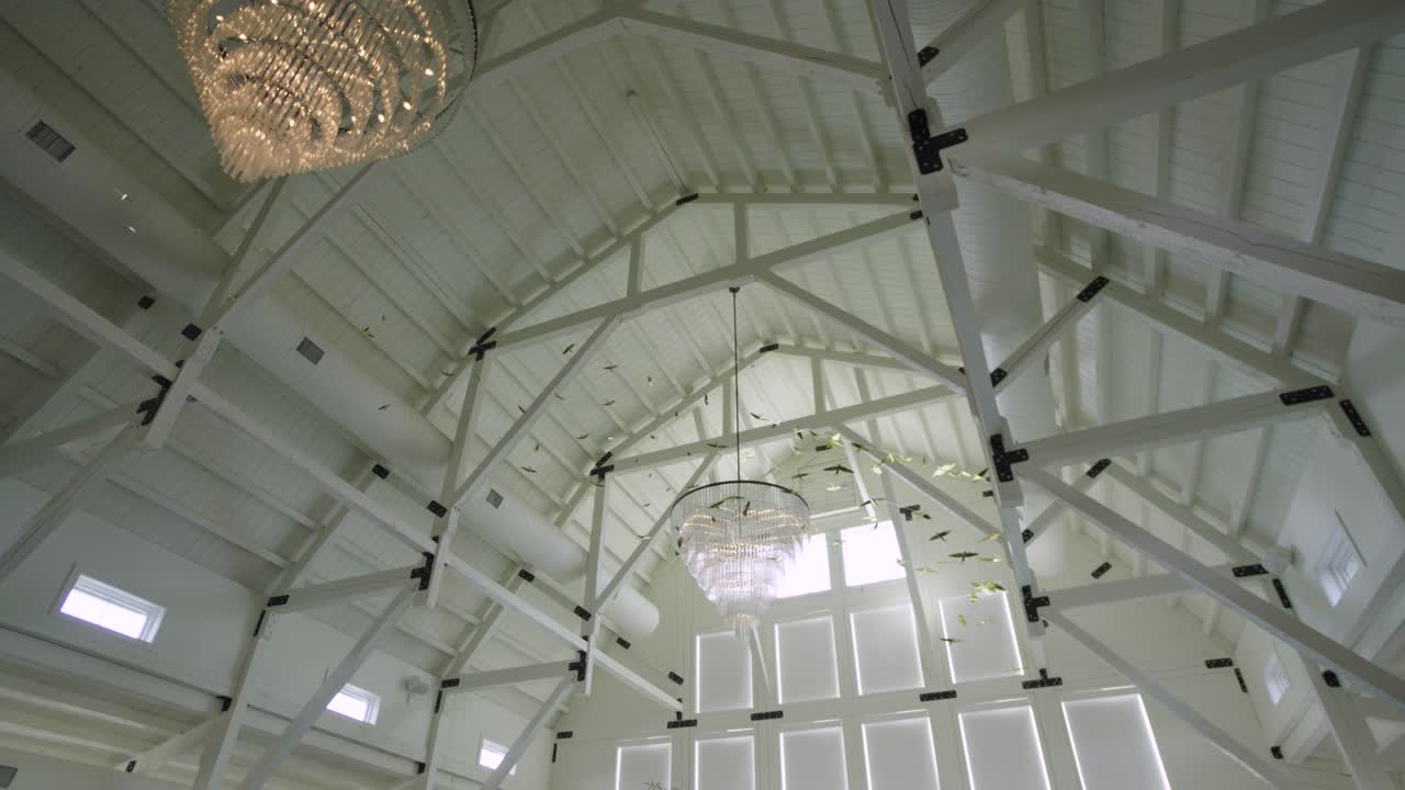 disparo de inclinación lenta que revela una pasarela con filas de asientos listos para el espectáculo