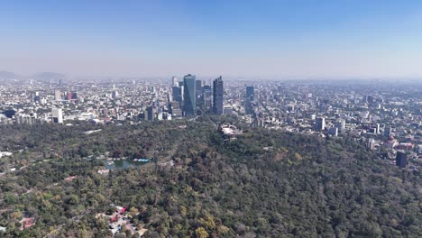 tomada de avión no tripulado de la enorme ciudad de méxico, con chapultepec en la vanguardia