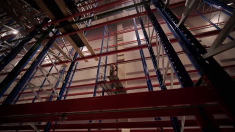 gran y moderno almacén en construcción, con estanterías metálicas y otros equipos industriales.