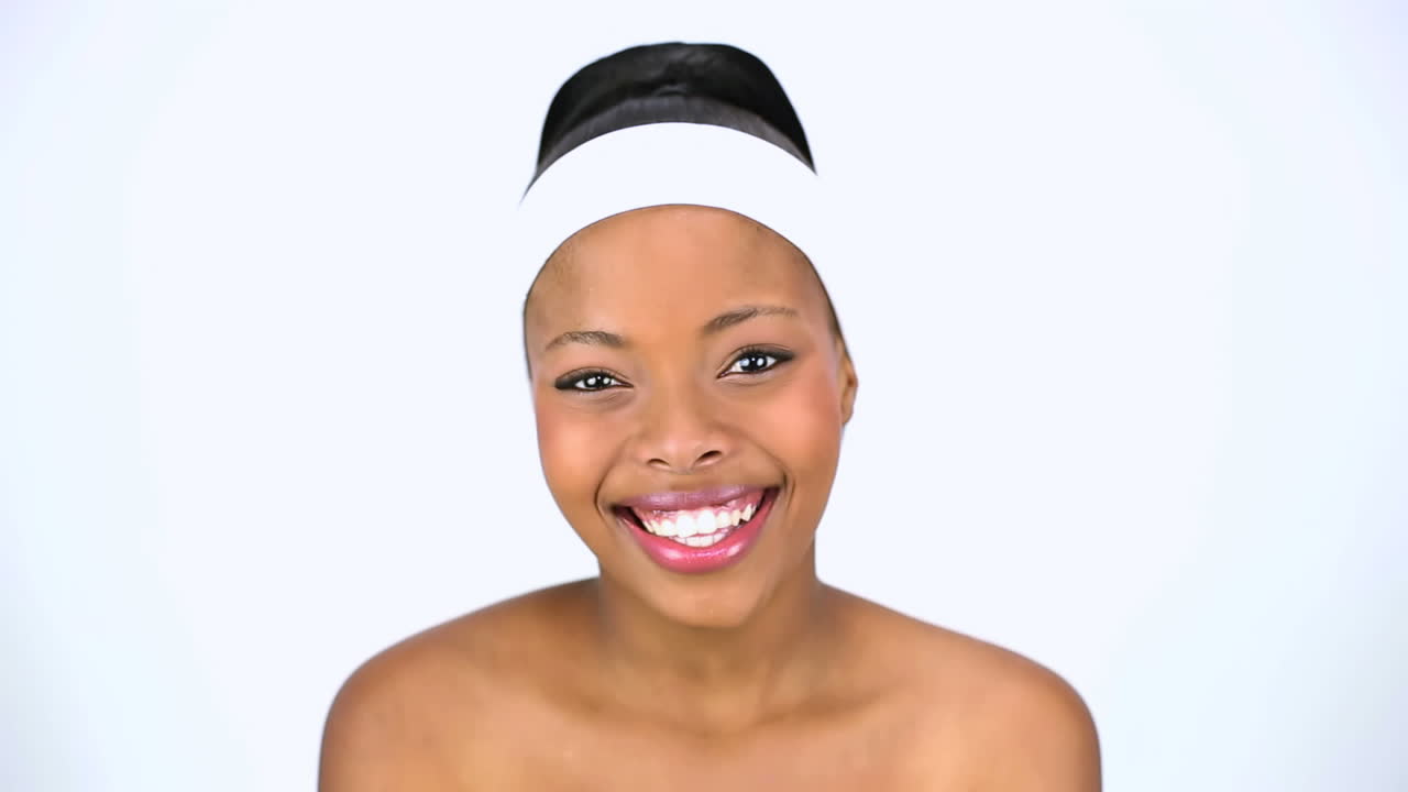 modelo atractivo enviando besos a la cámara