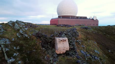 Una-Toma-De-Drone-De-La-Estación-Meteorológica-Grosser-Speikkogel-En-Los-Alpes-Austríacos.