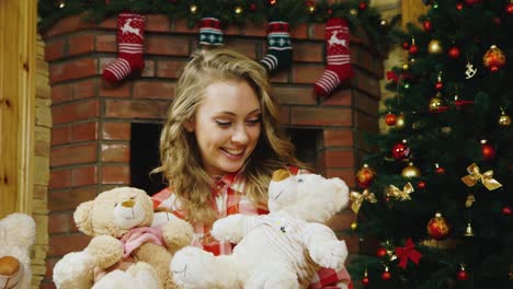 hermosa mujer abraza juguetes de peluche 1
