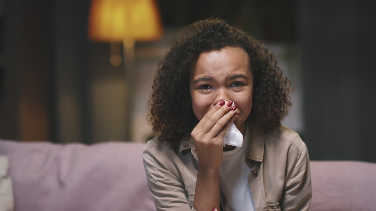 Ragazza afro che guarda una soap opera in TV
