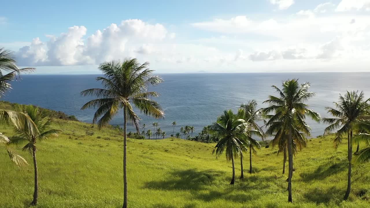 Imagem de drone voando para trás em uma ilha pequena, rural e tropical
