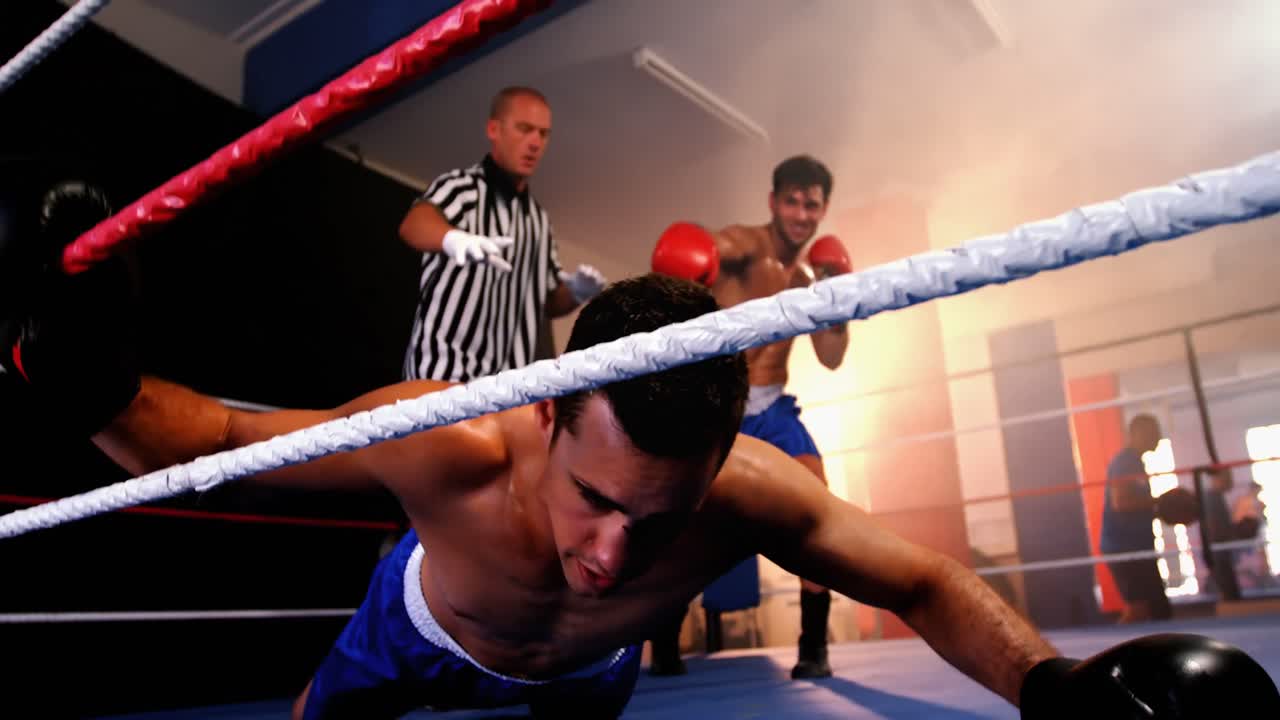 dos boxeadores luchando en el ring de boxeo