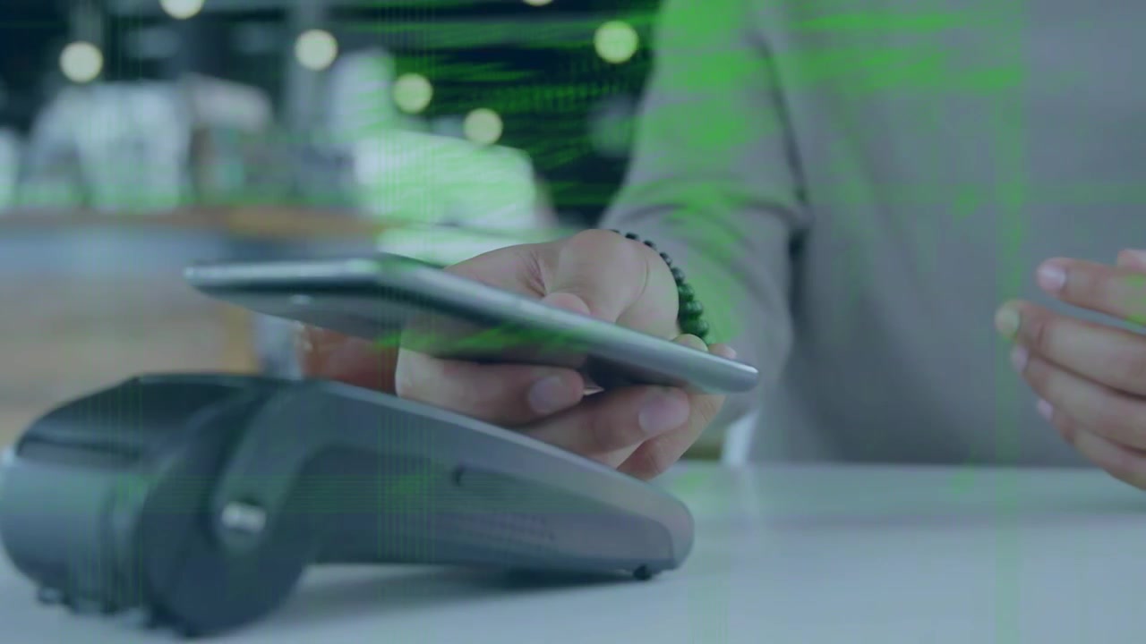 Animación de procesamiento de datos sobre un hombre pagando con un smartphone