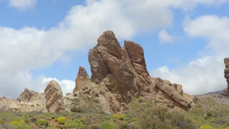 lapso de tiempo de la formación de rocas del parque nacional del teide contra el cielo azul, estática