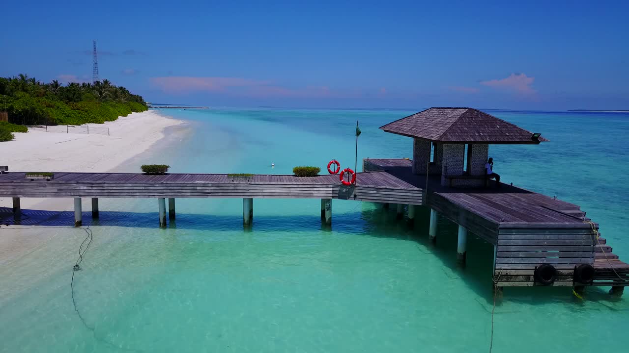 몰디브의 청록색 바다에 있는 나무 데크의 가까운 전망, 드론 영상