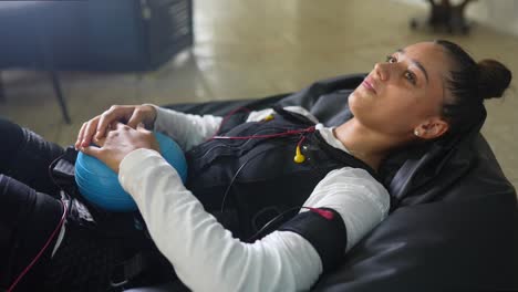 mujer relajándose durante una sesión de fisioterapia