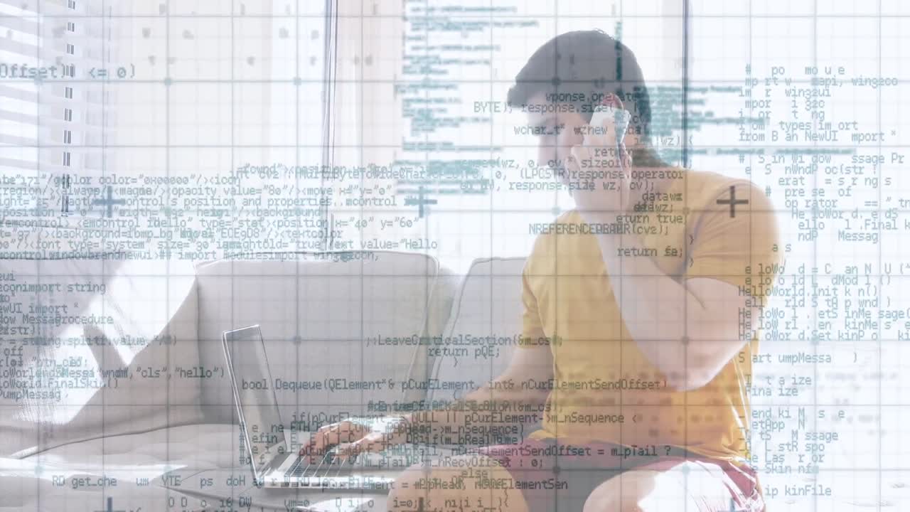 animación de procesamiento de datos sobre hombre caucásico trabajando desde casa con portátil y teléfono inteligente