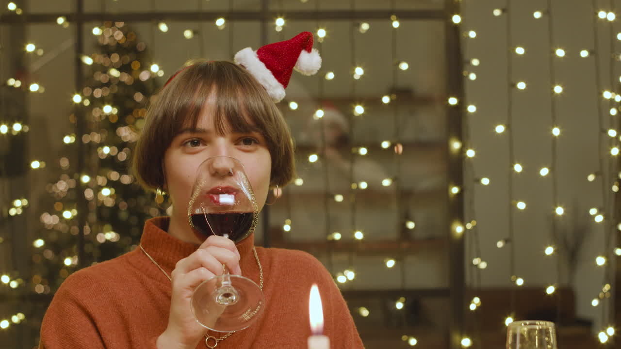 Amigos celebrando la Navidad