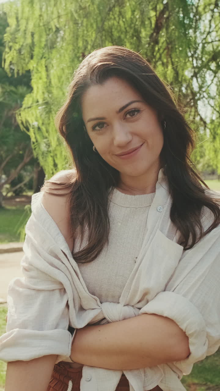 Retrato de una mujer sonriente al aire libre