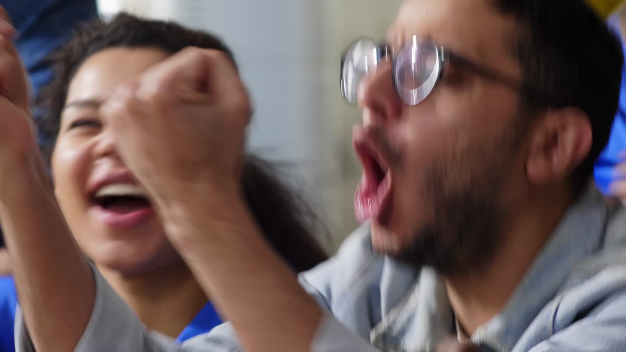 joven árabe apoyando al equipo deportivo en casa
