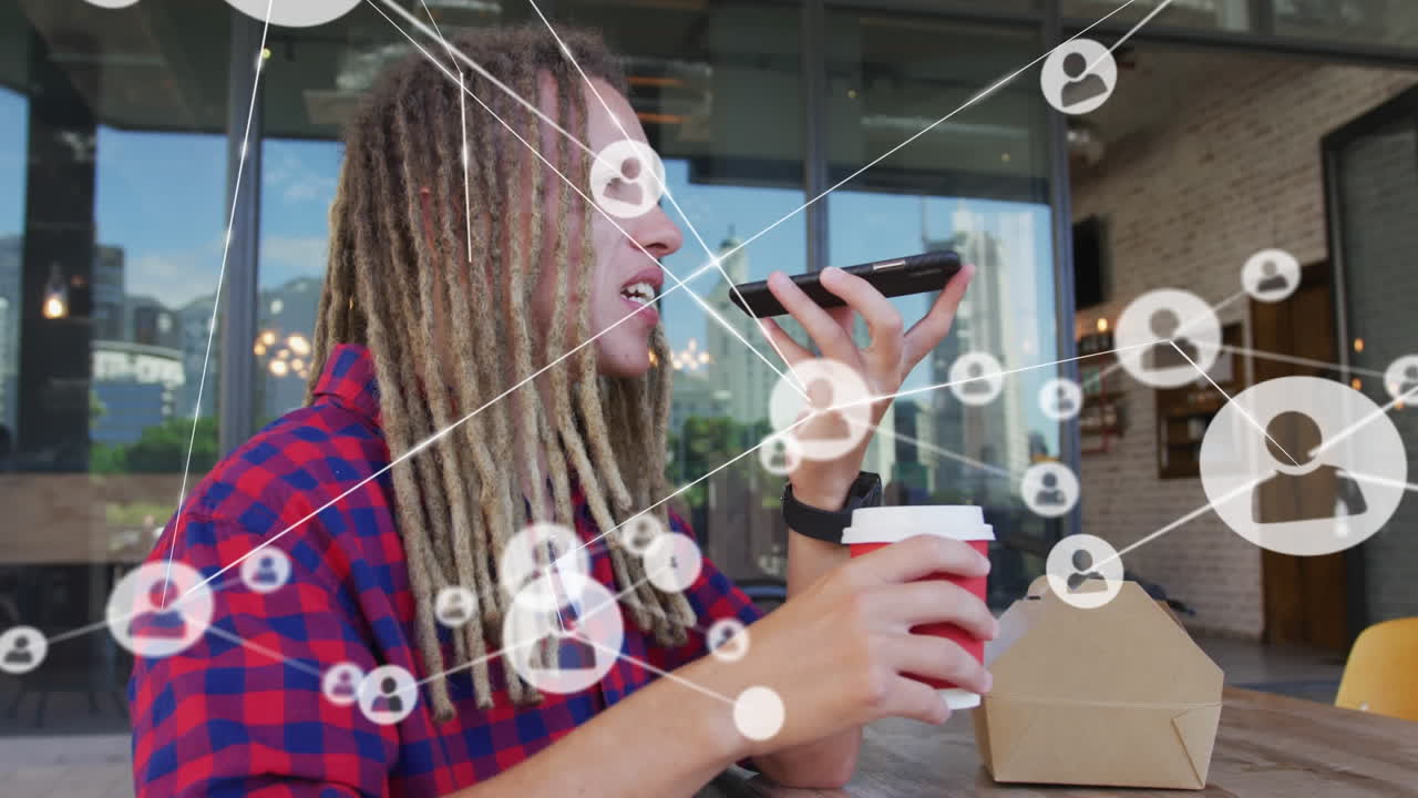 animación de la red de conexiones con iconos sobre el hombre usando un teléfono inteligente